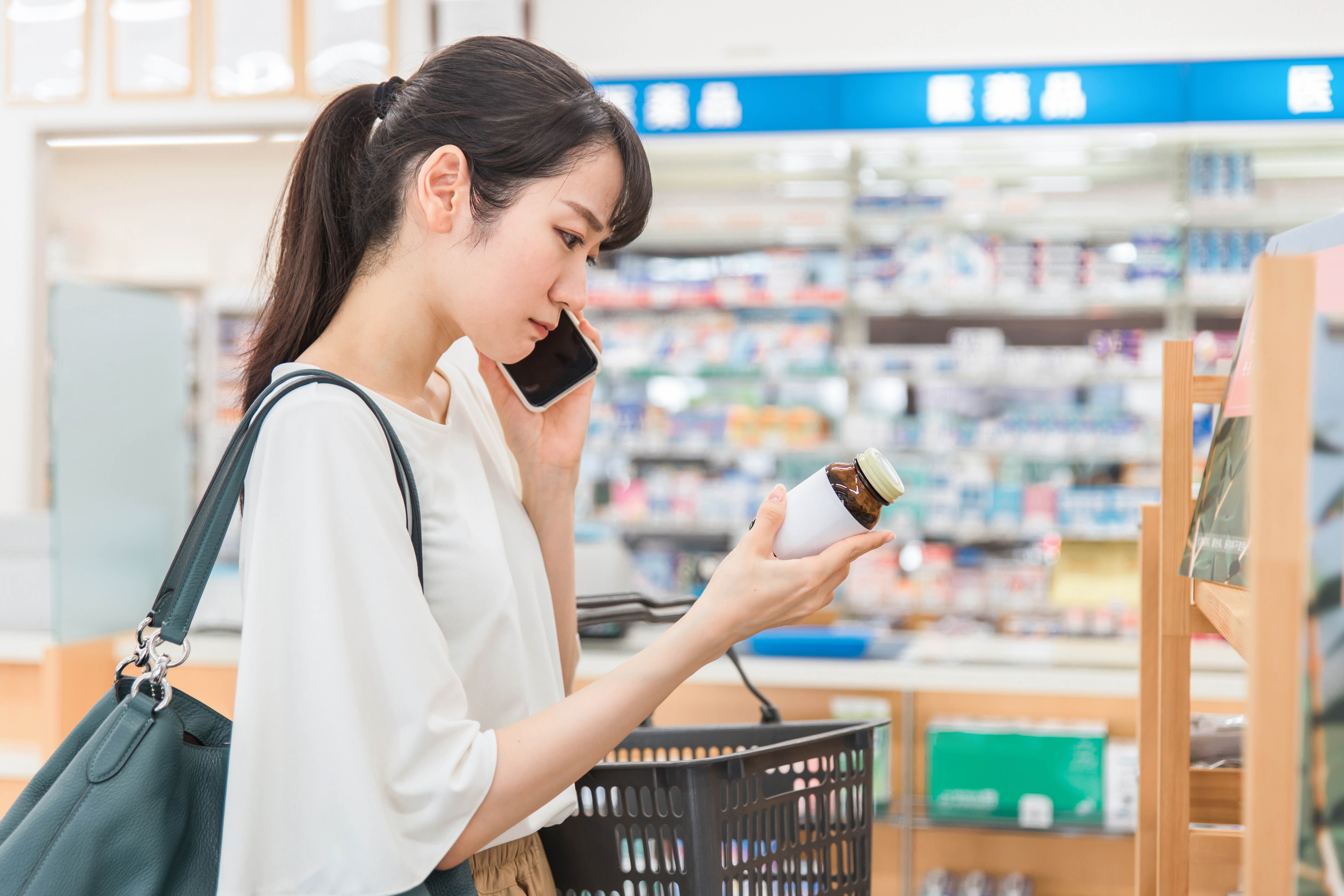 サプリメント選びに悩む様子